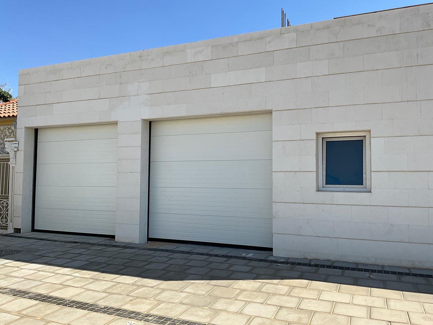 Off-white Overhead Door - باب كراج لون اوف وايت - BAB ALSARAY AUTOMATIC GATES & BARRIERS TRADING LLC