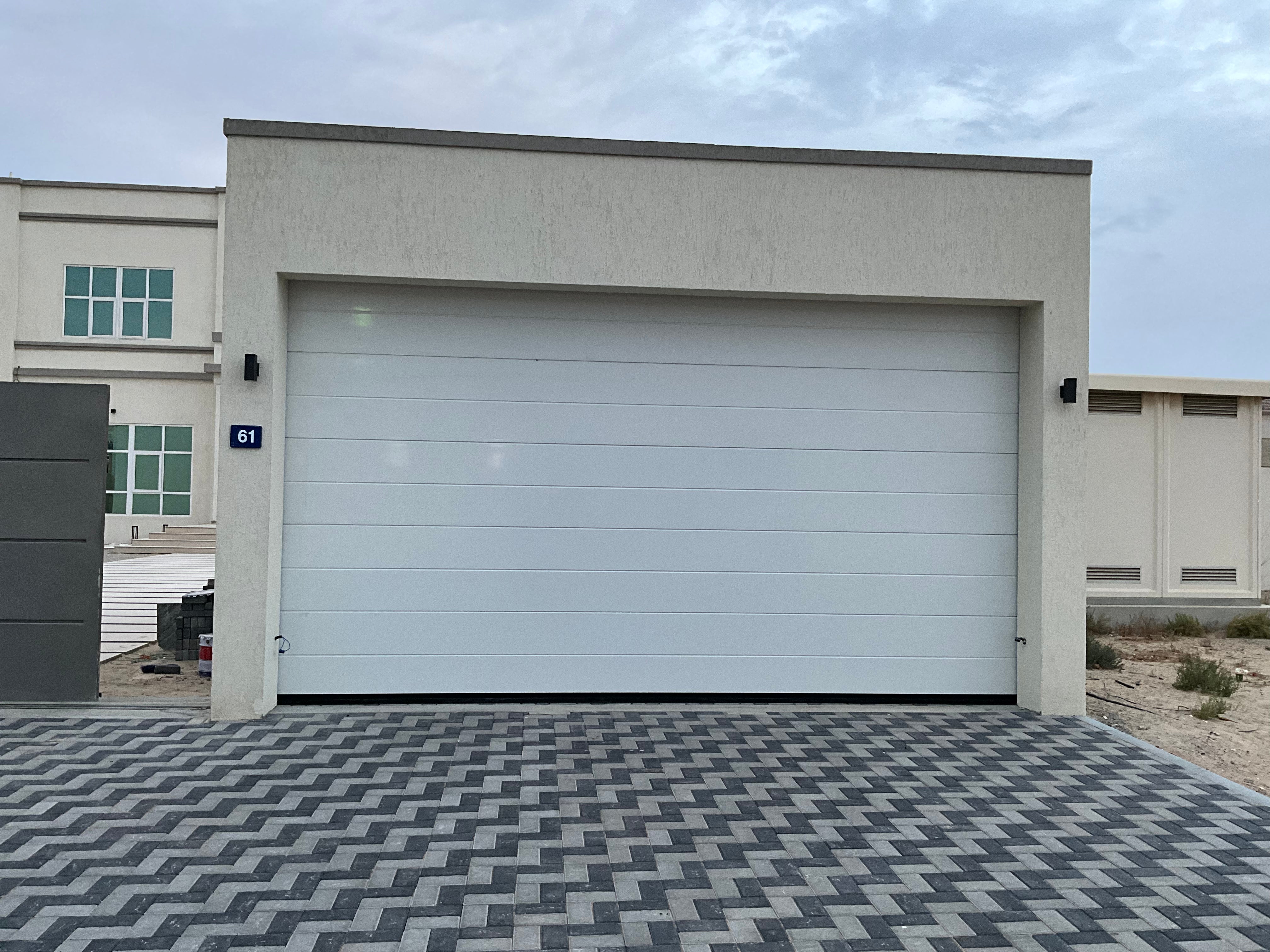 White Overhead Door - باب كراج لون ابيض - BAB ALSARAY AUTOMATIC GATES & BARRIERS TRADING LLC