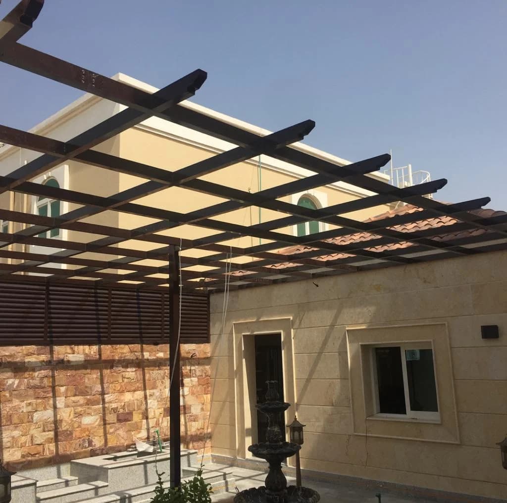 مرجع تصميم لبرجولا كلاسيكية بعوارض متقاطعة ونهايات بارزة