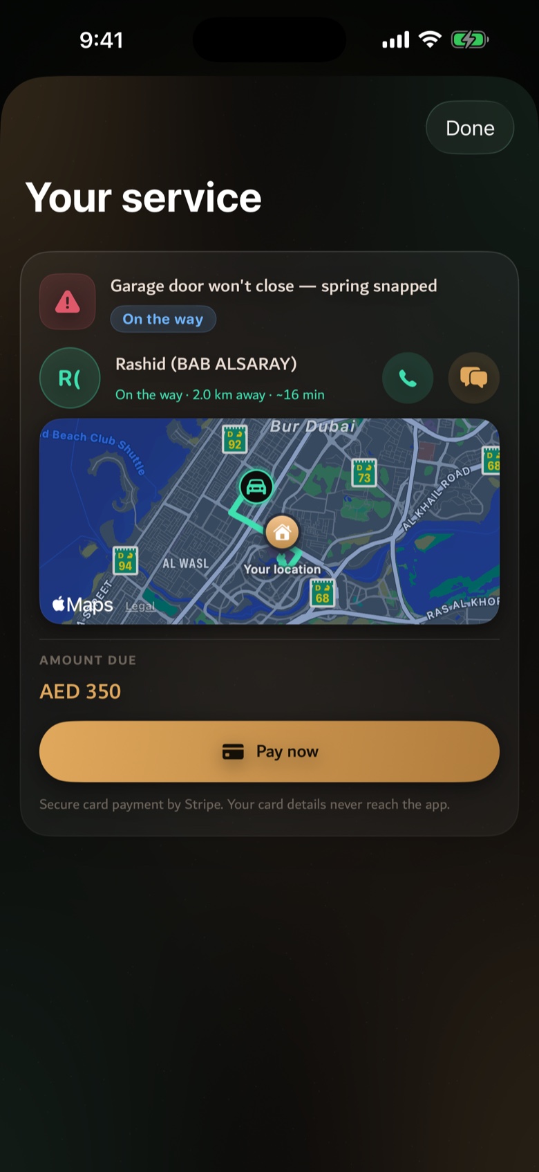 شاشة الخدمة المباشرة في تطبيق السراي — الفني راشد في الطريق على بُعد كيلومترين، يتحرك على الخريطة نحو موقع العميل في بر دبي